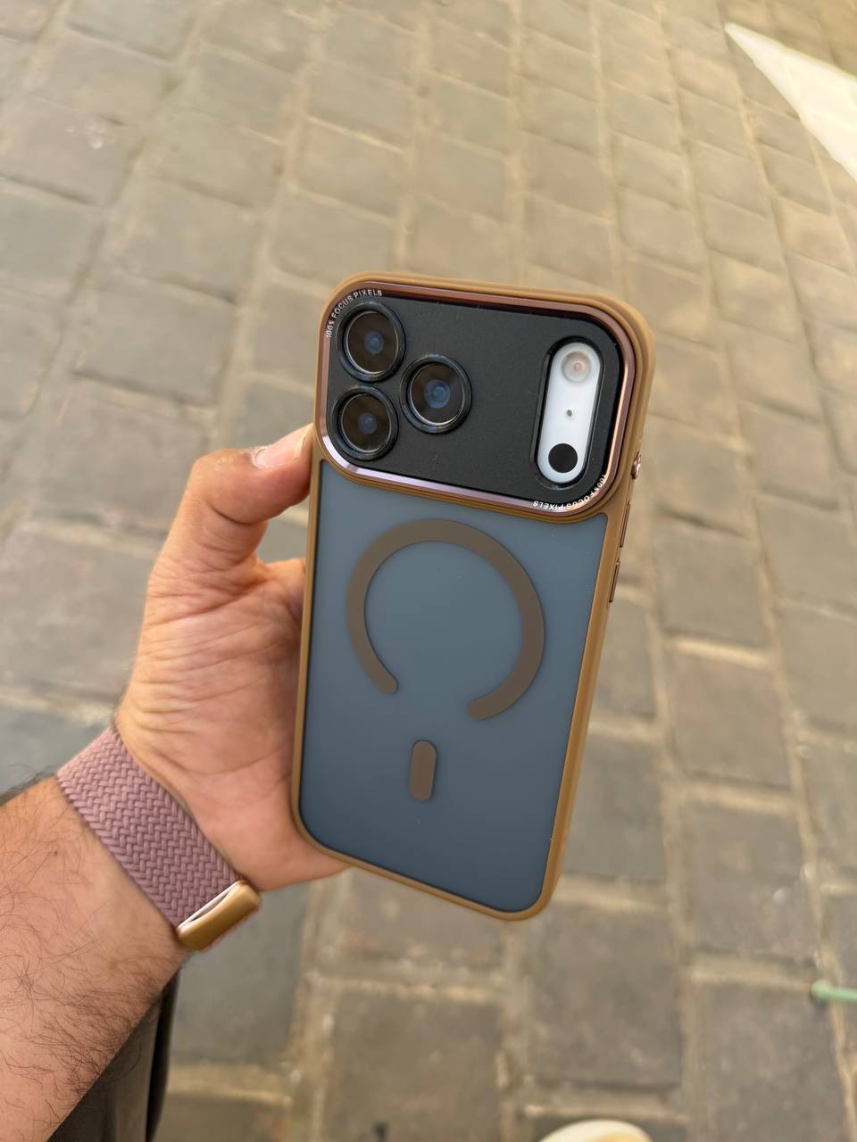 قاب گوشی ایفون قهوه ای pixels case