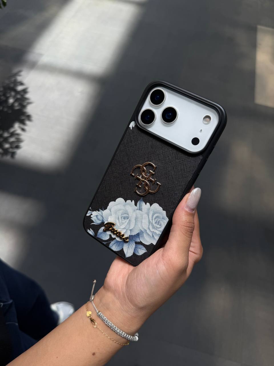 قاب گوشی ایفون مشکی flowers guess